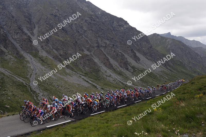 Peloton on Col Agnel012p.jpg